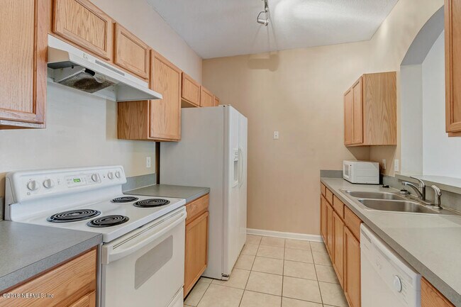 Building Photo - 7990 Baymeadows Cir E