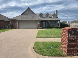Building Photo - Come make this lovely 4 bedroom 2 bath, 2+...