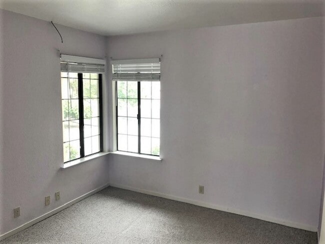 Building Photo - Great Neighborhood - 3 bedroom house with ...