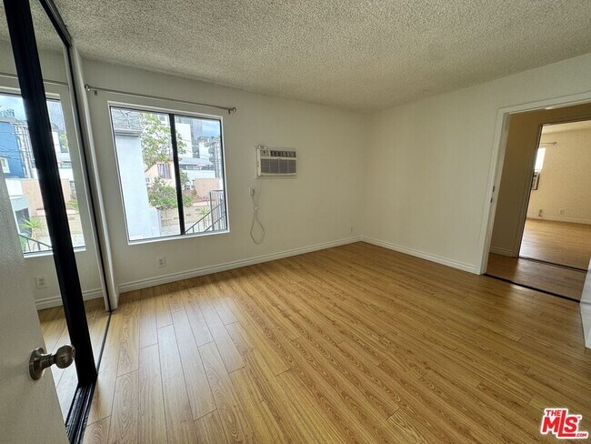 Building Photo - 1252 Barry Ave