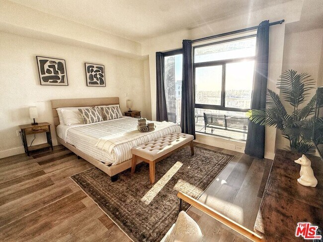 Building Photo - 723 S St Andrews Pl