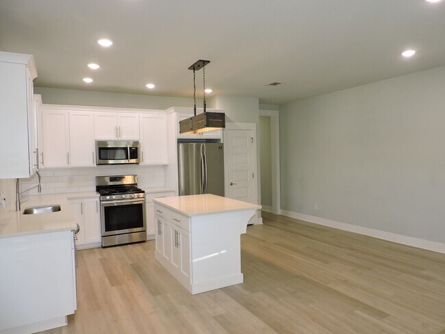 Building Photo - Easy access to interstate, shopping & downtown Pensacola!