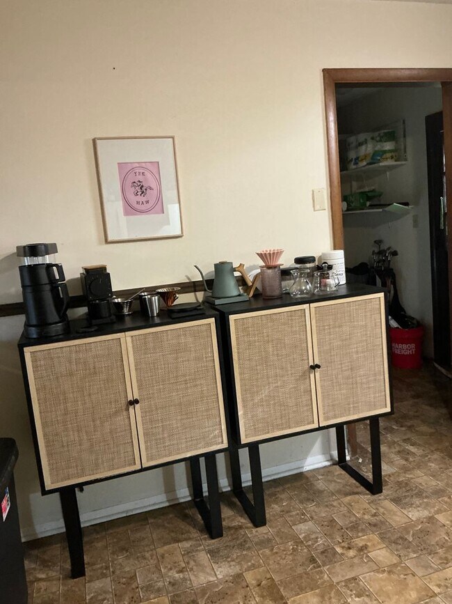 Building Photo - 2 bedroom 1 bath duplex is located off Whitehead Rd!