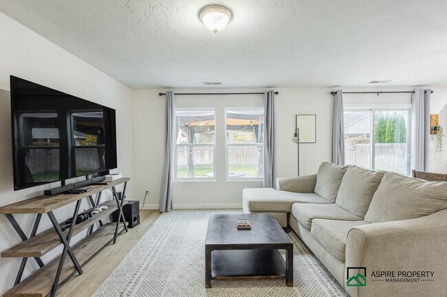 Building Photo - 3 Bed 2.5 Bath Home