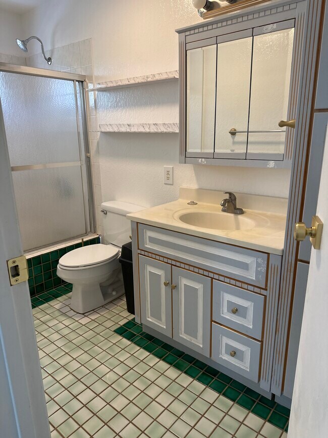 Large Gorgeous Bathroom with Storage Space - 33 Nawiliwili St