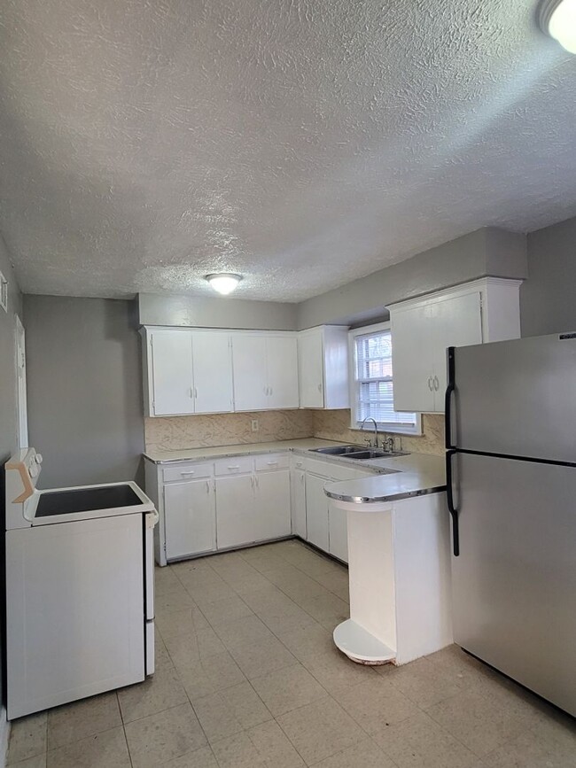 Building Photo - Dundee 2 Bed Townhome!