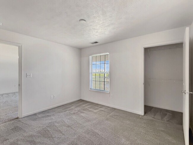 Building Photo - Luxurious Lakeside Living: Spacious 2-Bedr...