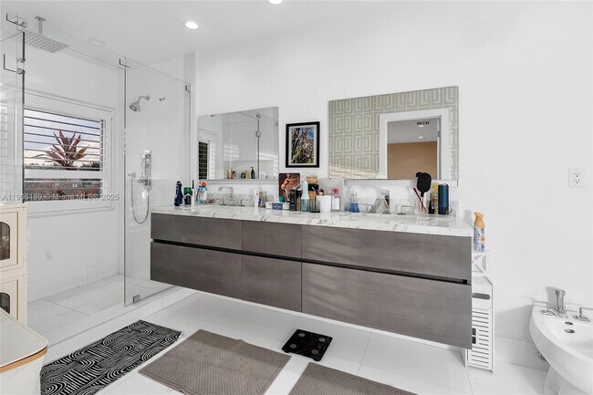 Building Photo - 415 Rovino Ave