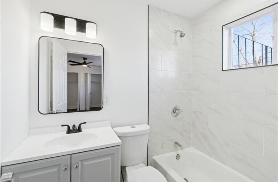 Building Photo - 2427 Octavia Dr