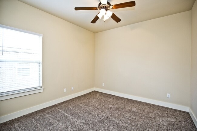 Building Photo - 106 Alder St