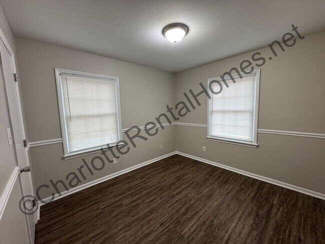 Building Photo - Nice split level home in Charlotte!