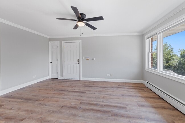 Building Photo - Rehabbed 2 Bedroom In Prime Lake Bluff Location - Pet Friendly - Free Parking!