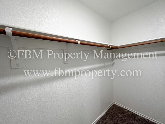 Building Photo - 264 Thoroughbred St