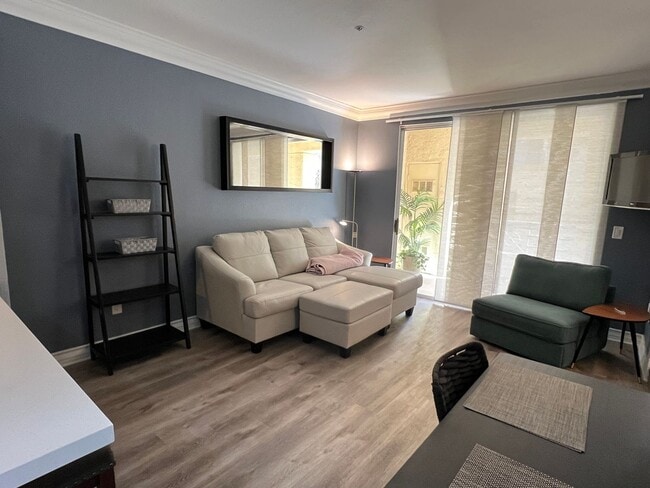 Building Photo - Meridian Fully Furnished Studio Condo - Re...