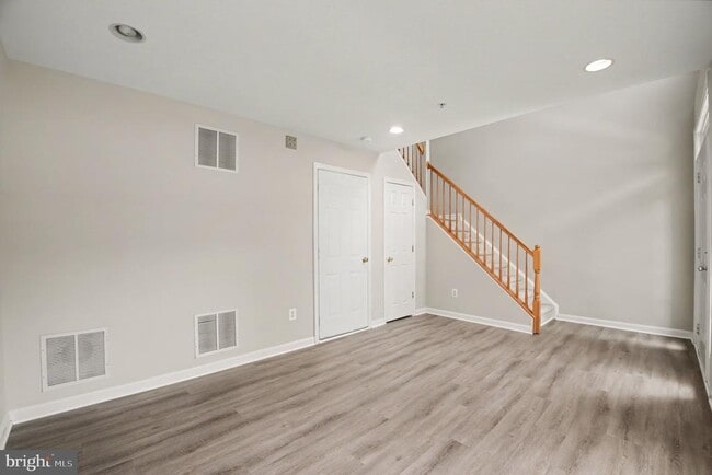 Building Photo - 100 Meadows Ln