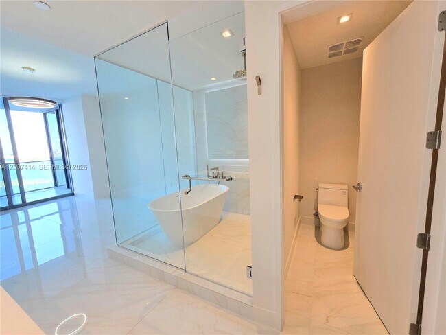 Building Photo - 700 NE 24th St