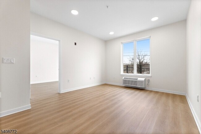 Building Photo - 321 E 3rd St