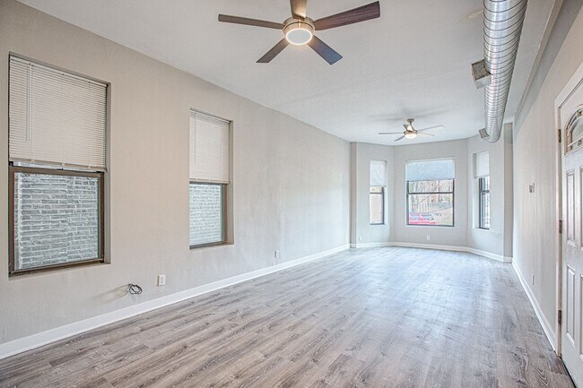 Building Photo - HUGE Condo Quality 4bed/2bath in Hot Wicker Park! Central Air! In-Unit Laundry! Deck! FREE Internet!
