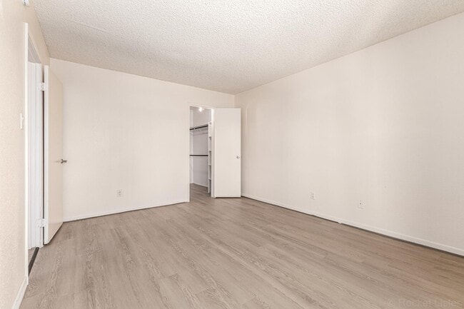 Building Photo - 7350 N Vía Paseo Del Sur