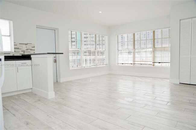 Building Photo - 4105 N Ocean Dr