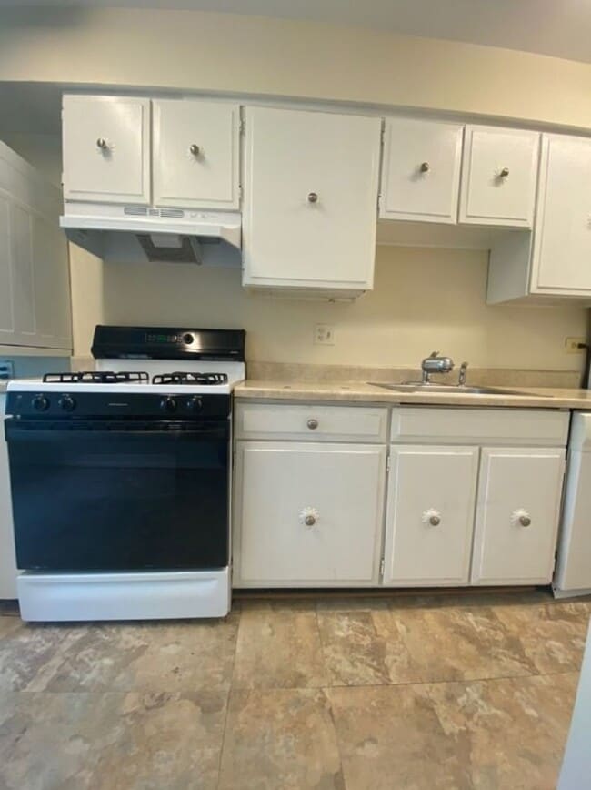 Building Photo - 2 Bedroom 1.5 Bathroom Apartment Unit Loca...