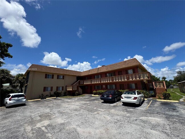 Primary Photo - 932 W Kalmia Dr