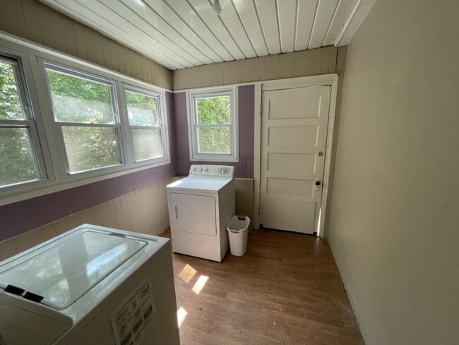 Building Photo - 220-A N. Cedar St.