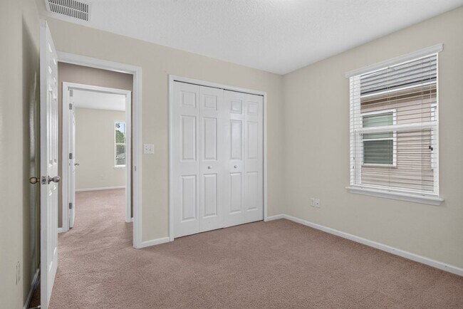Building Photo - Large 4 bedroom home in Oakleaf