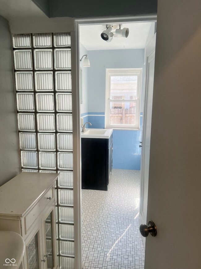 Building Photo - 402 W 52nd St