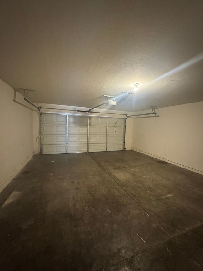 Building Photo - 4 BEDROOM IN PARK MEADOWS