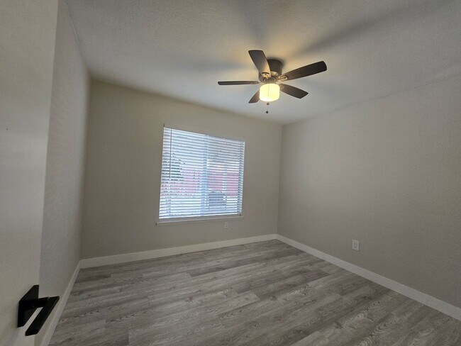 Building Photo - 11321 Volans St
