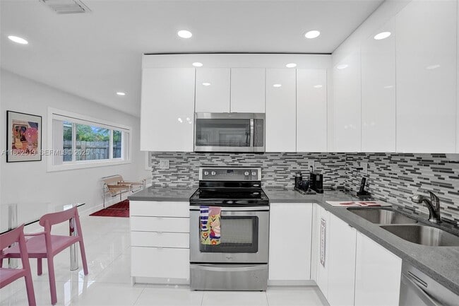 Building Photo - 1605 NW 7th Terrace