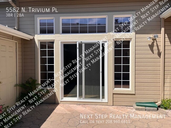 Building Photo - 3 Bed 2 Bath Townhome - NO SECURITY DEPOSI...