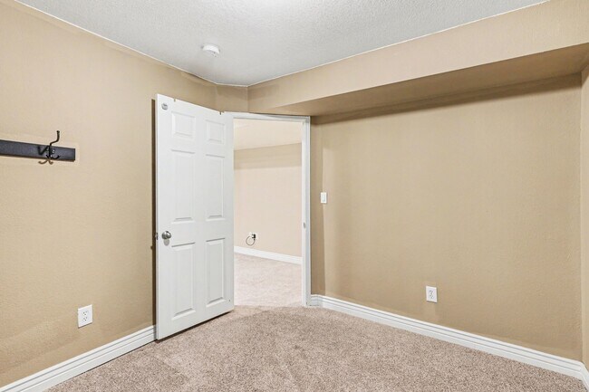 Building Photo - 2669 S Deframe Cir