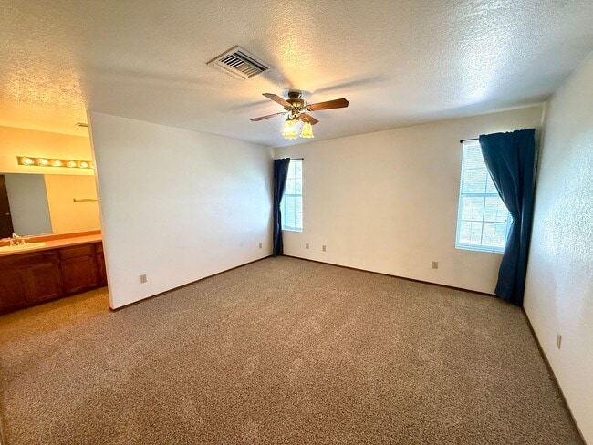 Building Photo - Spacious 3BR Cul-de-Sac Home with Bonus Room, New Carpet & Split Floor Plan!