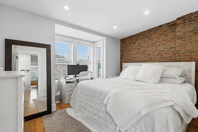 Building Photo - Comfortable and Spacious Rental Opportunity