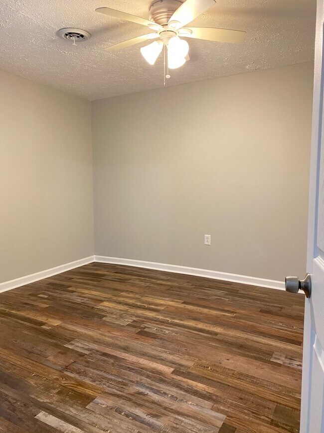 Building Photo - Quiet Country Living on 1 Acre in Murfreesboro! - 3br 2ba