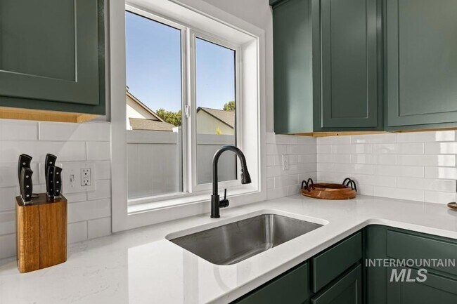 Building Photo - 10494 W Shields Ave