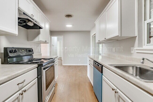 Building Photo - 813 S Midwest Blvd