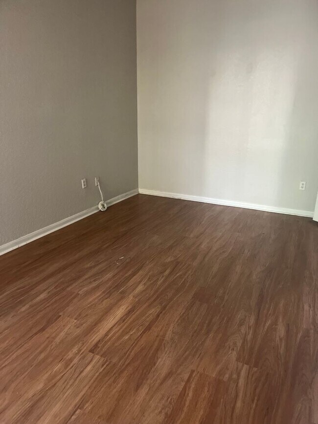 Building Photo - $600 Deposit* Updated Downtown 2/2 Condo w...