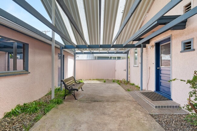 Building Photo - 404 Pioneer Ave E