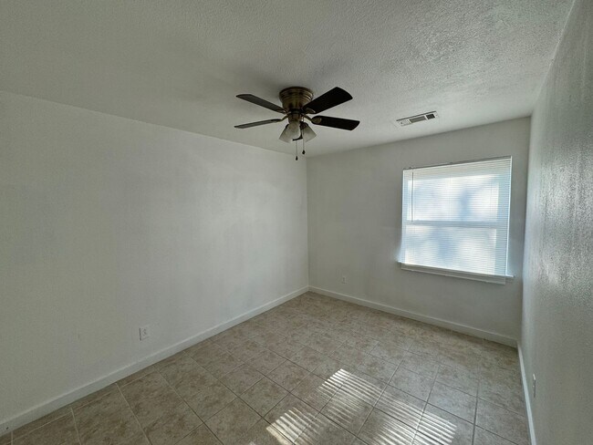 Building Photo - 3 bedroom 1.5 bathroom house!