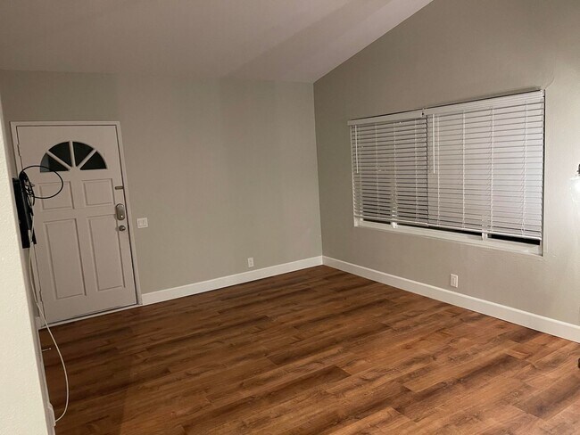 Building Photo - Conveniently Located Single Level Soda Cre...
