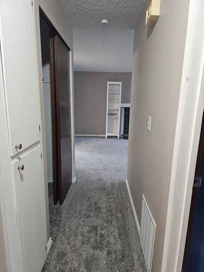 Building Photo - 3 Bedroom 1.5 Bathroom Single Family Home in Redmond!