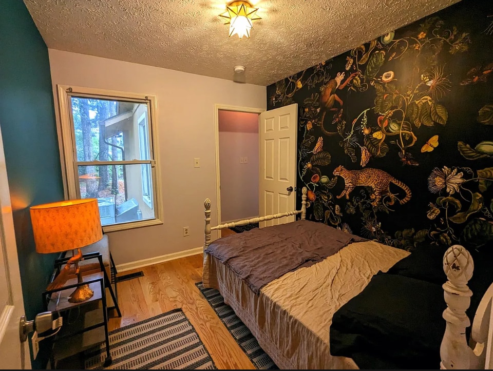 Tons of natural light - 6028 Dalton Rd