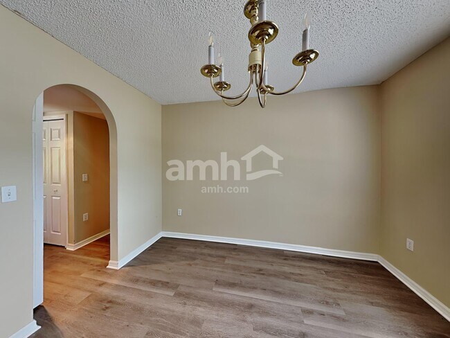 Building Photo - 130 Appleby St NE