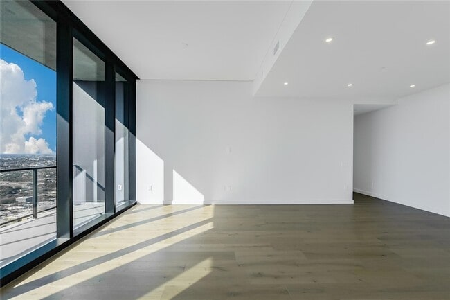 Building Photo - 610 Davis St