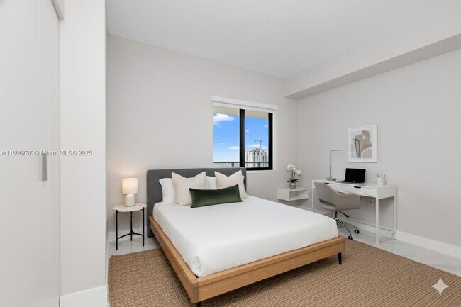 Building Photo - 700 NE 24th St