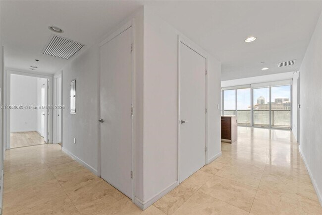 Building Photo - 495 Brickell Ave