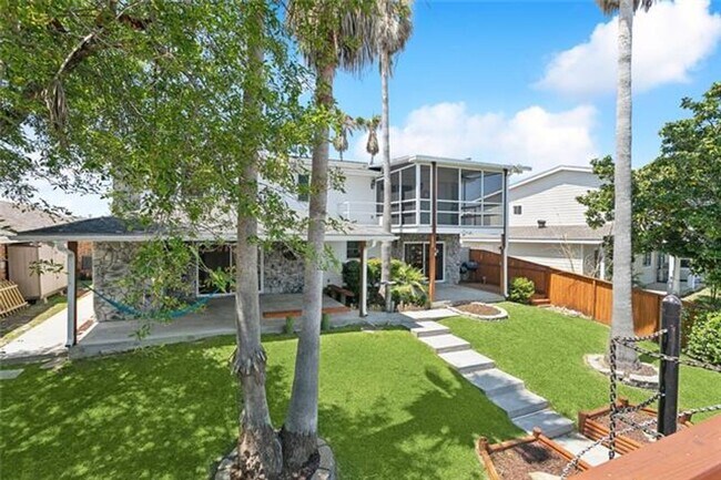 Building Photo - Beautiful Water Front Home